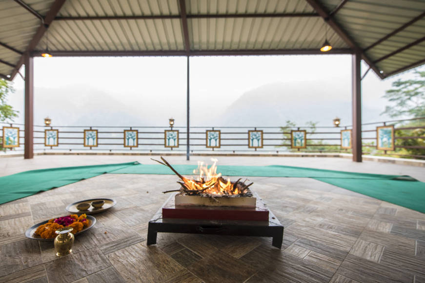 Rishikesh: Spiritual Meditation Prayer Havan Area with Beautiful Views of Himalayas at Veda5 Luxury Ayurveda Yoga Retreat