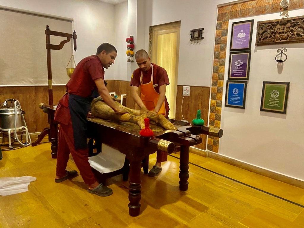 4-Hands Massage at Best Ayurveda, Panchakarma & Yoga Retreat in Rishikesh, India - Veda5
